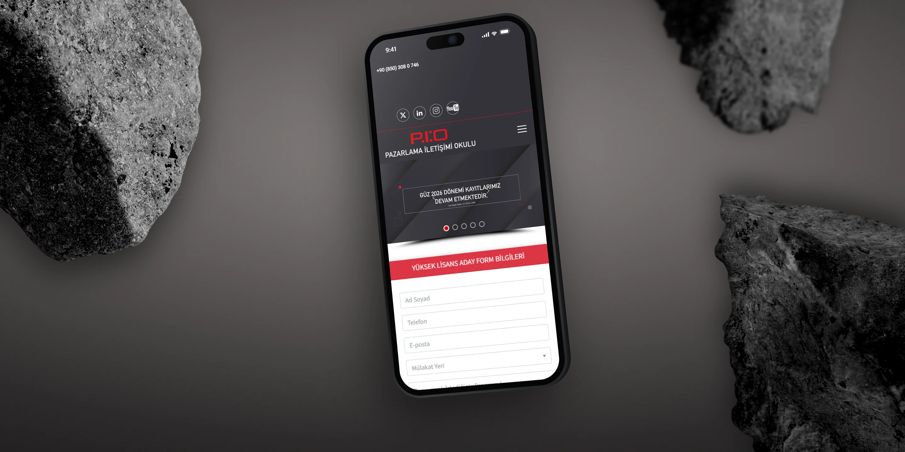 Pazarlama İletişimi Okulu mobil sitesi iPhone ekranında